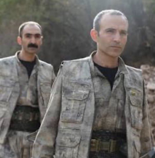 701Turk's tweet photo. Soldaki PKK’lı terörist. Bugün getirilecek Çerçeve Yasa ile ülkeye gelip elini kolunu sallayarak gezebilecek.

Sağdaki ise Vatan, millet için vücudunun %98 engelli hale gelen Gazi Polis Bilal Konakçı. Fetö yaftasıyla 20 ay cezaevinde yattı.

Alın size adaletsizliğin resmi. https://t.co/00ebcpLQcB