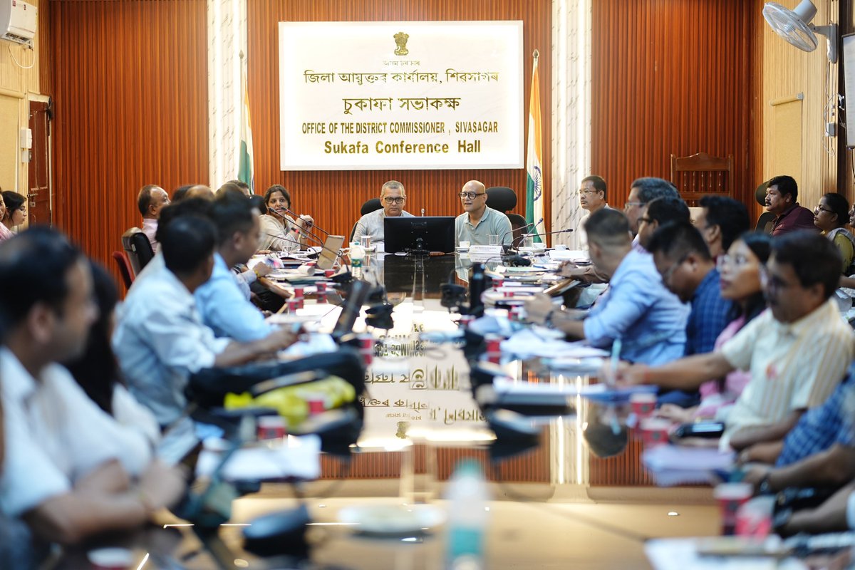 iKaushikRai's tweet photo. Chaired a joint review meeting at the DC Office in Sivasagar with the Housing & Urban Affairs, Food Public Distribution & Consumer Affairs and Cooperation departments.

​Key highlights from the review are :

​✅ Directed officials to maintain uninterrupted food stocks, prevent artificial price hikes and stay closely connected with flood-hit citizens. Instructed swift and accurate assessment of all flood damages.

✅​ Reviewed the ongoing Anna Sewa Din and finalized preparations for distributing subsidized masoor dal and sugar starting August 10.

✅​ Evaluated urban drainage, sanitation and cooperative society operations.

​I was joined by Hon'ble Cabinet colleague Shri Sushanta Borgohain dangoriya and officials of concerned departments.