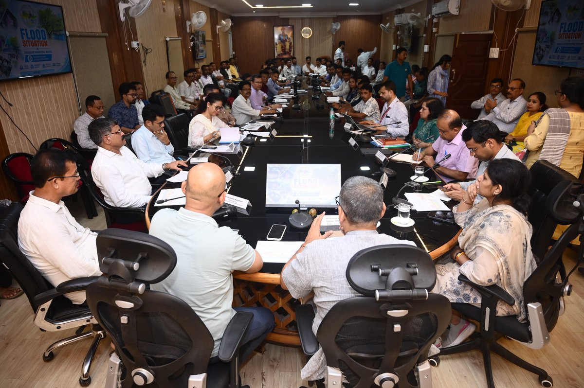 iKaushikRai's tweet photo. Chaired a joint review meeting at the DC Office in Sivasagar with the Housing & Urban Affairs, Food Public Distribution & Consumer Affairs and Cooperation departments.

​Key highlights from the review are :

​✅ Directed officials to maintain uninterrupted food stocks, prevent artificial price hikes and stay closely connected with flood-hit citizens. Instructed swift and accurate assessment of all flood damages.

✅​ Reviewed the ongoing Anna Sewa Din and finalized preparations for distributing subsidized masoor dal and sugar starting August 10.

✅​ Evaluated urban drainage, sanitation and cooperative society operations.

​I was joined by Hon'ble Cabinet colleague Shri Sushanta Borgohain dangoriya and officials of concerned departments.