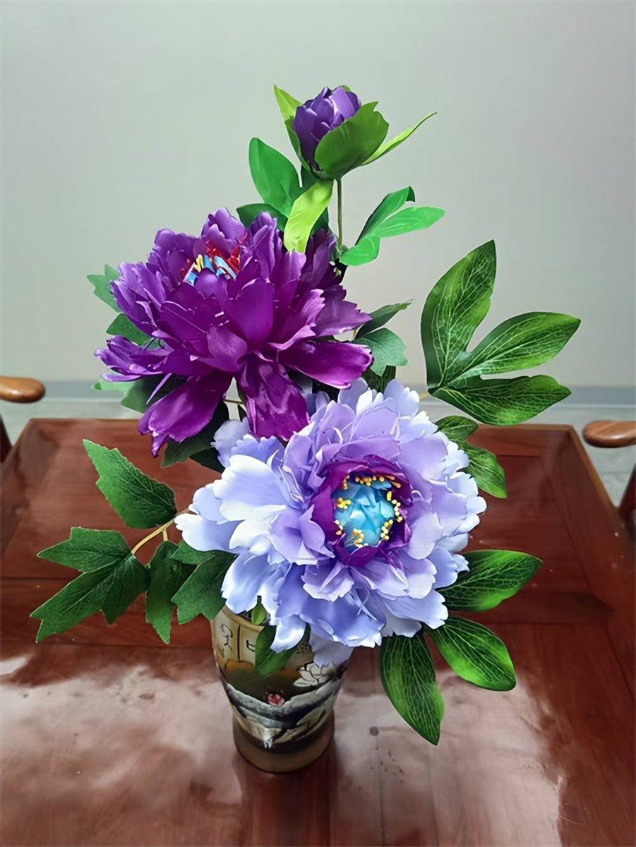 Mrs_Lix's tweet photo. Just finished this cute paper flower bouquet! Perfect for sprucing up my desk and no wilting worries. Handmade = tiny piece of my heart , https://t.co/7OyeAMr7wu
