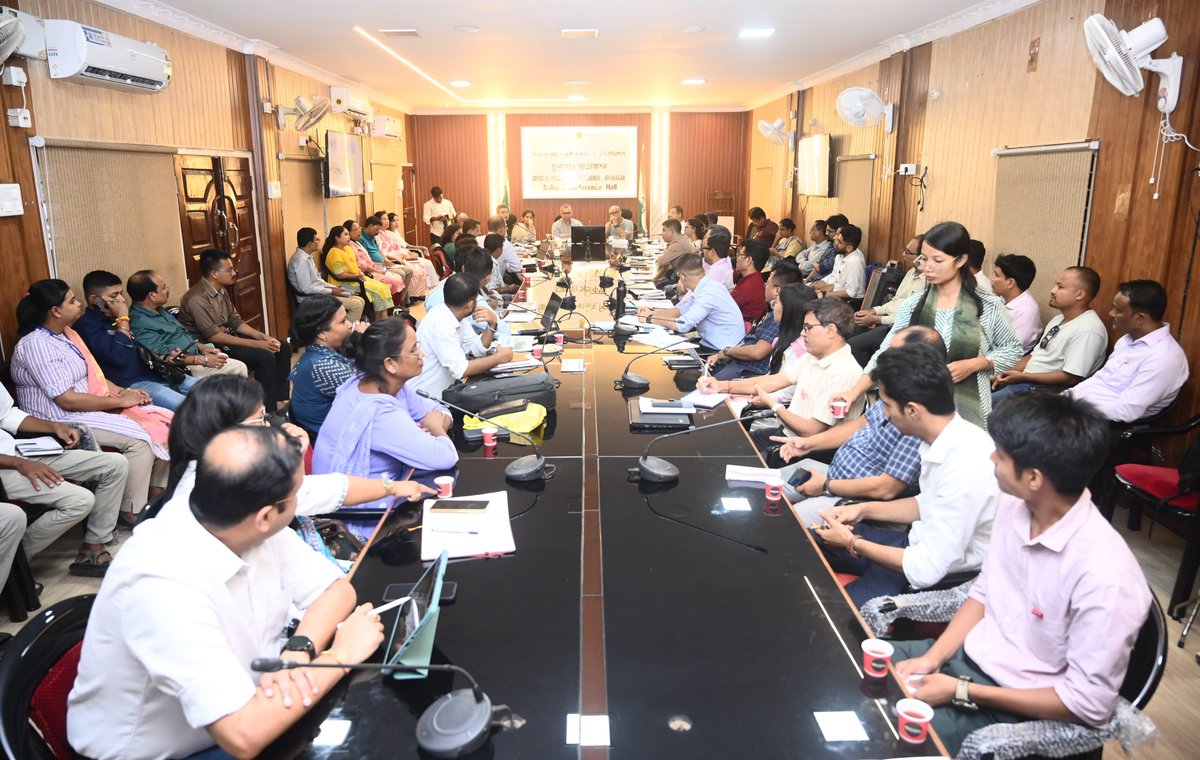 iKaushikRai's tweet photo. Chaired a joint review meeting at the DC Office in Sivasagar with the Housing & Urban Affairs, Food Public Distribution & Consumer Affairs and Cooperation departments.

​Key highlights from the review are :

​✅ Directed officials to maintain uninterrupted food stocks, prevent artificial price hikes and stay closely connected with flood-hit citizens. Instructed swift and accurate assessment of all flood damages.

✅​ Reviewed the ongoing Anna Sewa Din and finalized preparations for distributing subsidized masoor dal and sugar starting August 10.

✅​ Evaluated urban drainage, sanitation and cooperative society operations.

​I was joined by Hon'ble Cabinet colleague Shri Sushanta Borgohain dangoriya and officials of concerned departments.