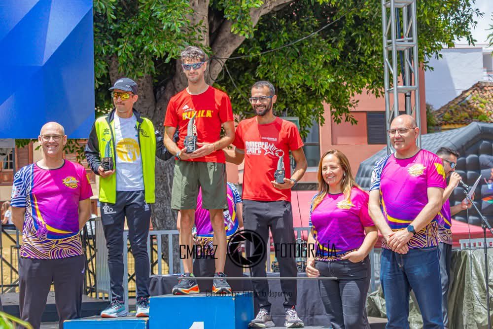 victor3000obst's tweet photo. Lo que nos gusta el verano y sus carreras.
Qué maravilla ver a los #vgrunning volar en verano. Verdad José David ? Buen ejemplo de ello!
A por más!
https://t.co/g1yBEi82FV 👏
#running #runningmotivation #runner #carrera https://t.co/EpVGVwprE9