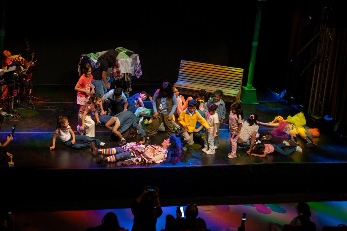 ccemx's tweet photo. 🎭 Cuentos para no dejar de soñar reunió a niñas, niños y familias en una función donde el teatro cabaret, la música, el humor y la narración oral invitaron a reflexionar sobre la diversidad, los derechos de las infancias y la importancia de romper estereotipos.

Agradecemos a Cabaret Loaria Kids por compartir esta experiencia escénica, así como a todas las personas que nos acompañaron y fueron parte de este encuentro.

@alasyraices