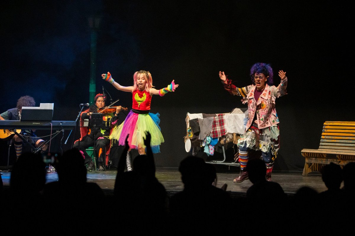 ccemx's tweet photo. 🎭 Cuentos para no dejar de soñar reunió a niñas, niños y familias en una función donde el teatro cabaret, la música, el humor y la narración oral invitaron a reflexionar sobre la diversidad, los derechos de las infancias y la importancia de romper estereotipos.

Agradecemos a Cabaret Loaria Kids por compartir esta experiencia escénica, así como a todas las personas que nos acompañaron y fueron parte de este encuentro.

@alasyraices