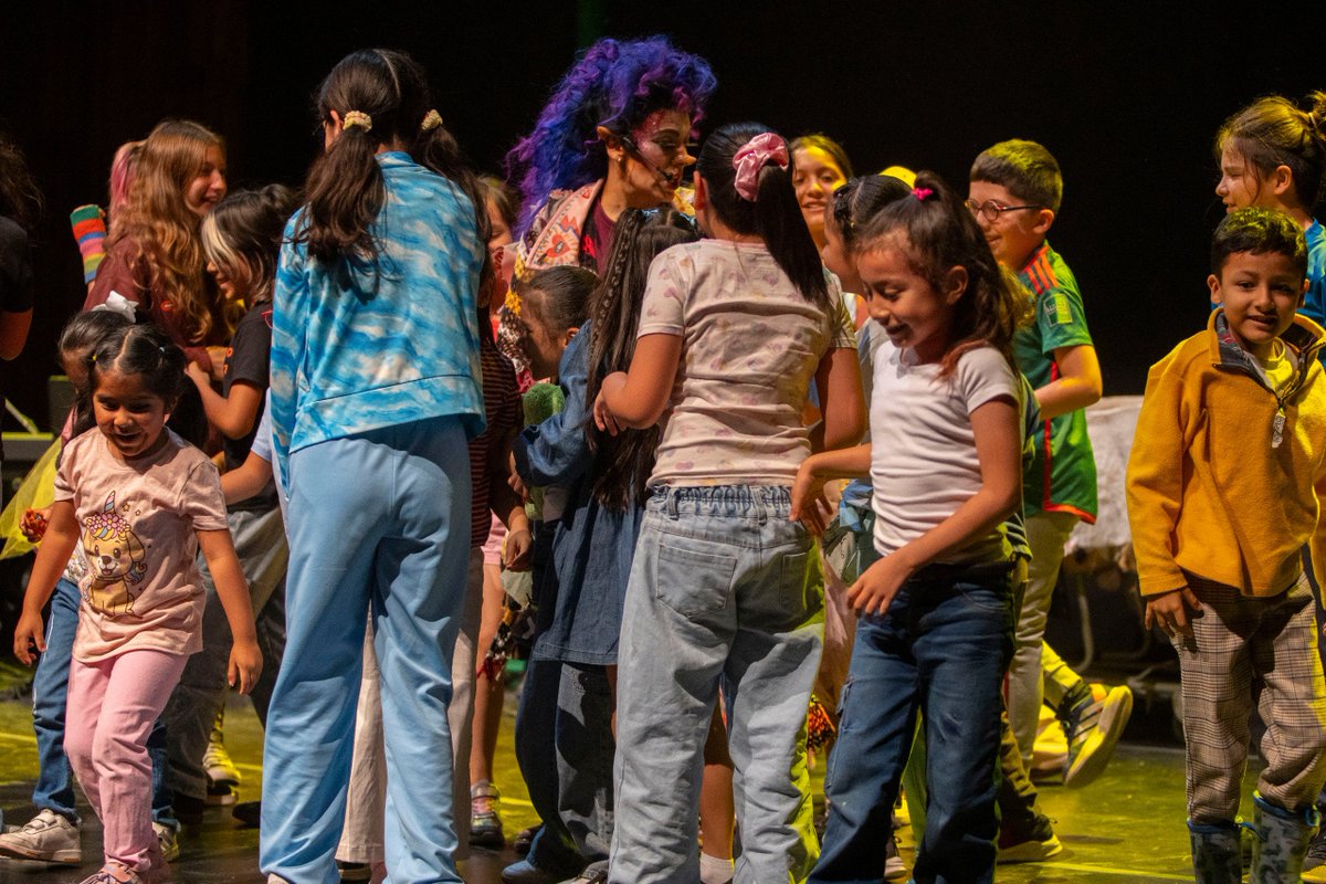 ccemx's tweet photo. 🎭 Cuentos para no dejar de soñar reunió a niñas, niños y familias en una función donde el teatro cabaret, la música, el humor y la narración oral invitaron a reflexionar sobre la diversidad, los derechos de las infancias y la importancia de romper estereotipos.

Agradecemos a Cabaret Loaria Kids por compartir esta experiencia escénica, así como a todas las personas que nos acompañaron y fueron parte de este encuentro.

@alasyraices