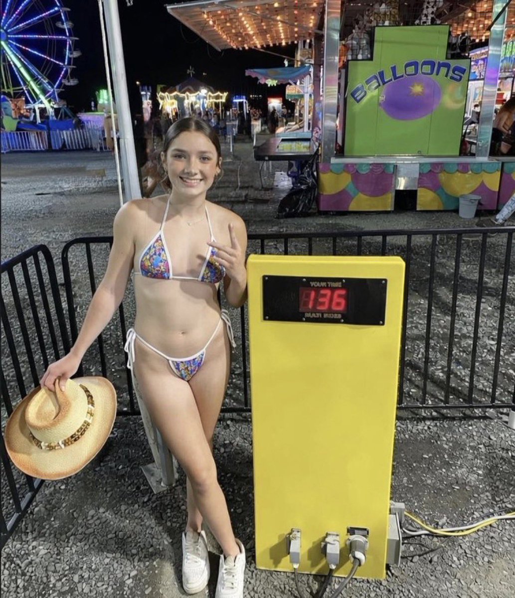 SkyVittoZ24's tweet photo. Dressing like that for a theme park is wild🥴😫nghhhhh https://t.co/dtzLE1h5zY