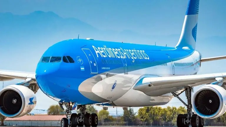 TTendenciaX's tweet photo. "Aerolíneas":
Porque Aerolíneas Argentinas volvió a tener patrimonio neto positivo tras más de una década y, por primera vez en su historia, pagará Impuesto a las Ganancias. Cerró dos años consecutivos con ganancias y sin pedir fondos al Tesoro. https://t.co/MiVxQoqgAj
