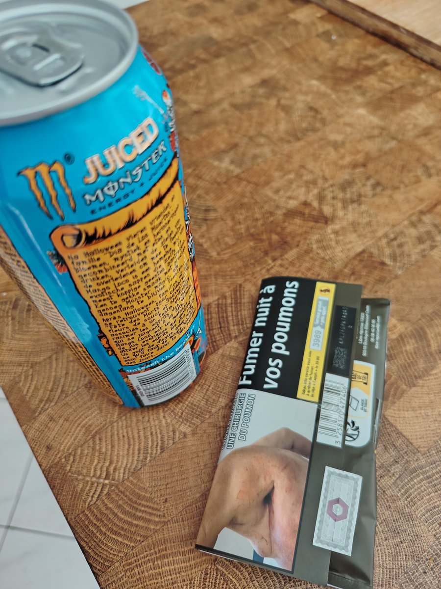 LysieKitty's tweet photo. Ma seule routine c'est mon paquet de clope et ma monster https://t.co/27air04Grl