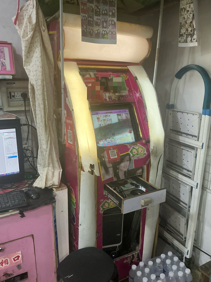 Vaiile50's tweet photo. 沧州大头贴，我真的很喜欢这家店，这家店超级便宜，而且那个老板人特别特别好，我拍完之后一直说我怎么这么白，说我能不能再黑点说怎么把这个给我调黑一点，说我好漂亮好可爱，我就被夸得特别高兴了，还说我听的歌很可爱，穿的很好看，我真的好喜欢这家店，我很喜欢那个氛围，就是感觉跟小时候的感觉 https://t.co/I0yf8hbnY7