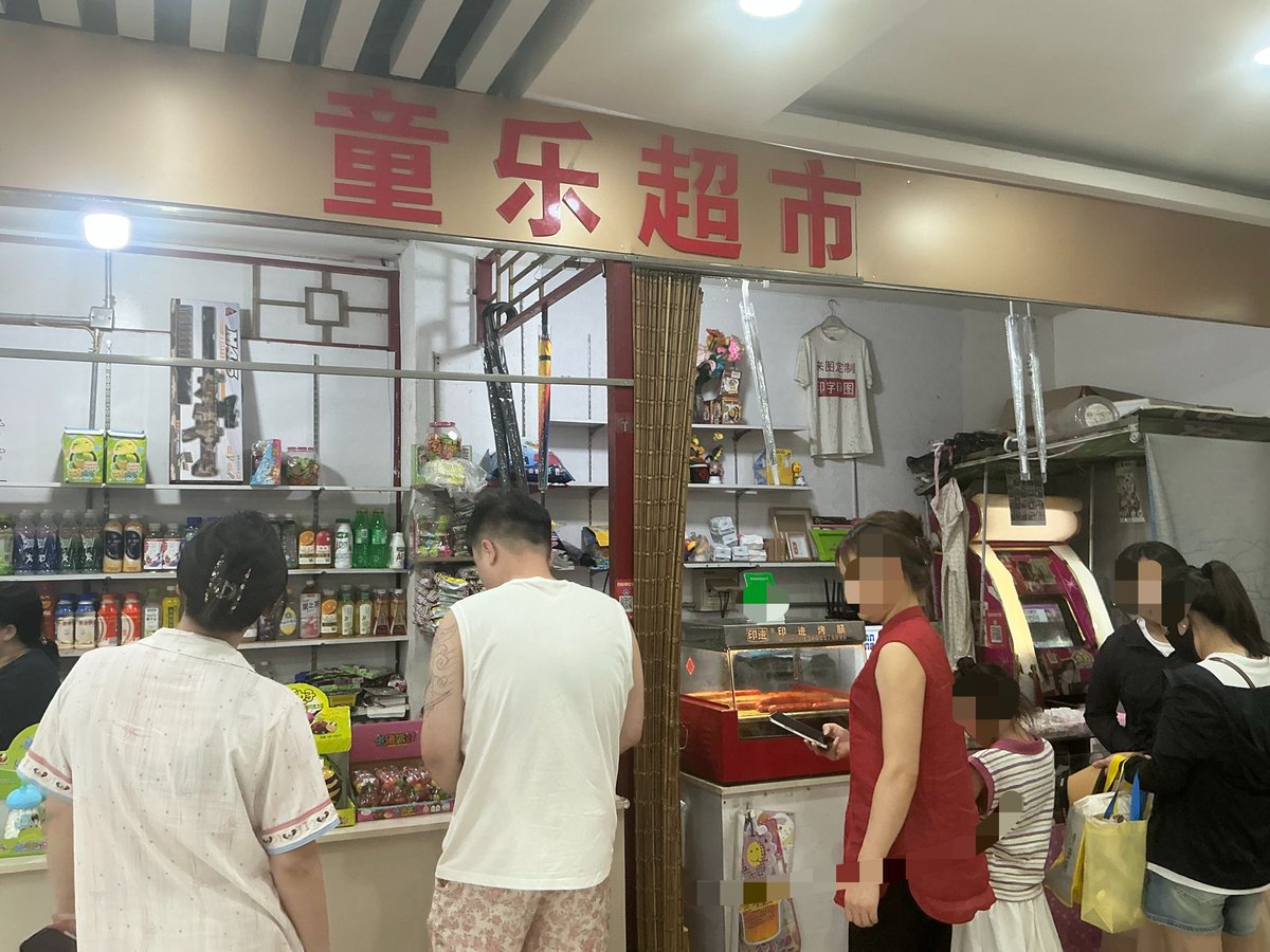 Vaiile50's tweet photo. 沧州大头贴，我真的很喜欢这家店，这家店超级便宜，而且那个老板人特别特别好，我拍完之后一直说我怎么这么白，说我能不能再黑点说怎么把这个给我调黑一点，说我好漂亮好可爱，我就被夸得特别高兴了，还说我听的歌很可爱，穿的很好看，我真的好喜欢这家店，我很喜欢那个氛围，就是感觉跟小时候的感觉 https://t.co/I0yf8hbnY7