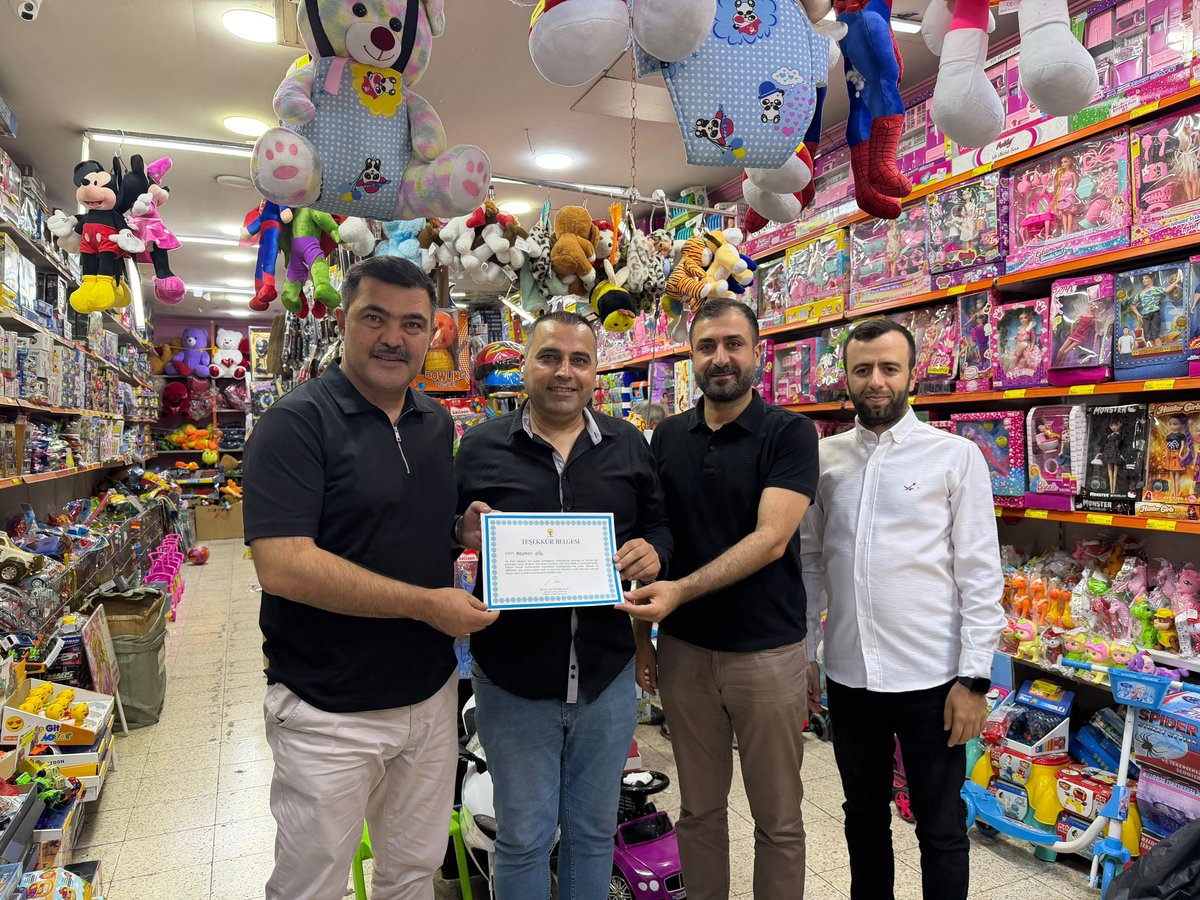 avmehmettiryaki's tweet photo. Partimizin emektarlarından, dava ve teşkilat mücadelemize yıllardır gönülden emek veren kıymetli kardeşimiz Mehmet Gök’ü; Teşkilat Başkanımız İsa Tabur ve Yönetim Kurulu Üyelerimiz ile birlikte ziyaret ettik.

Cumhurbaşkanımız Sayın Recep Tayyip Erdoğan tarafından gönderilen teşekkür belgesini kendilerine takdim ederek bugüne kadar davamıza sunduğu kıymetli hizmetler için teşekkürlerimizi ilettik.

@abuyukgumus 
@hakanaksu058 
@vahitatalan 
@iekarayel 
@abdulhamitgul 
@EyupOzkececi 
@AliSahin501 
@deryabakbak27 
@mesutbozatli 
@irfancelikaslan 
@BBozgeyik_27 
@FatmaSahin 
@mtahmazoglu 
@fmfedaioglu 
@AKGMTeskilat
#GönüldenGönüle