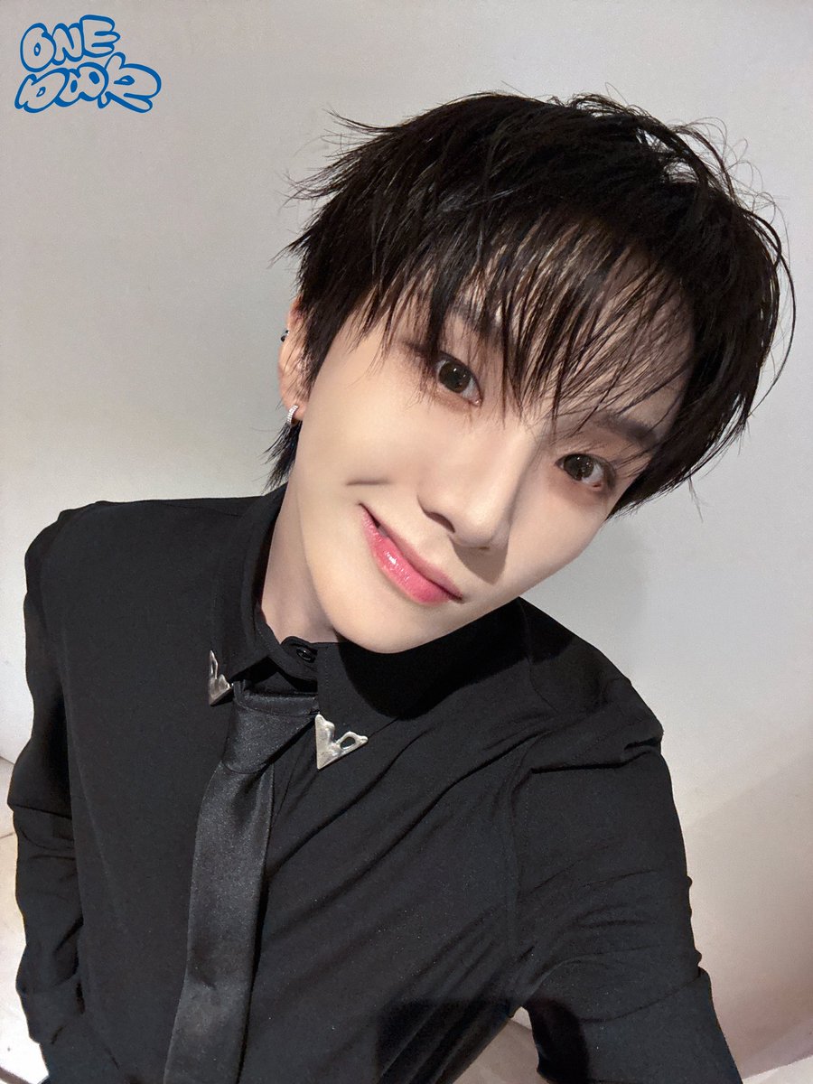 HWW_1129's tweet photo. 입꼬리 한쪽만 올려서 웃는거 ㅈㄴ 좋아서 죽을것 같음ㅜ https://t.co/PzK3cGYsgz