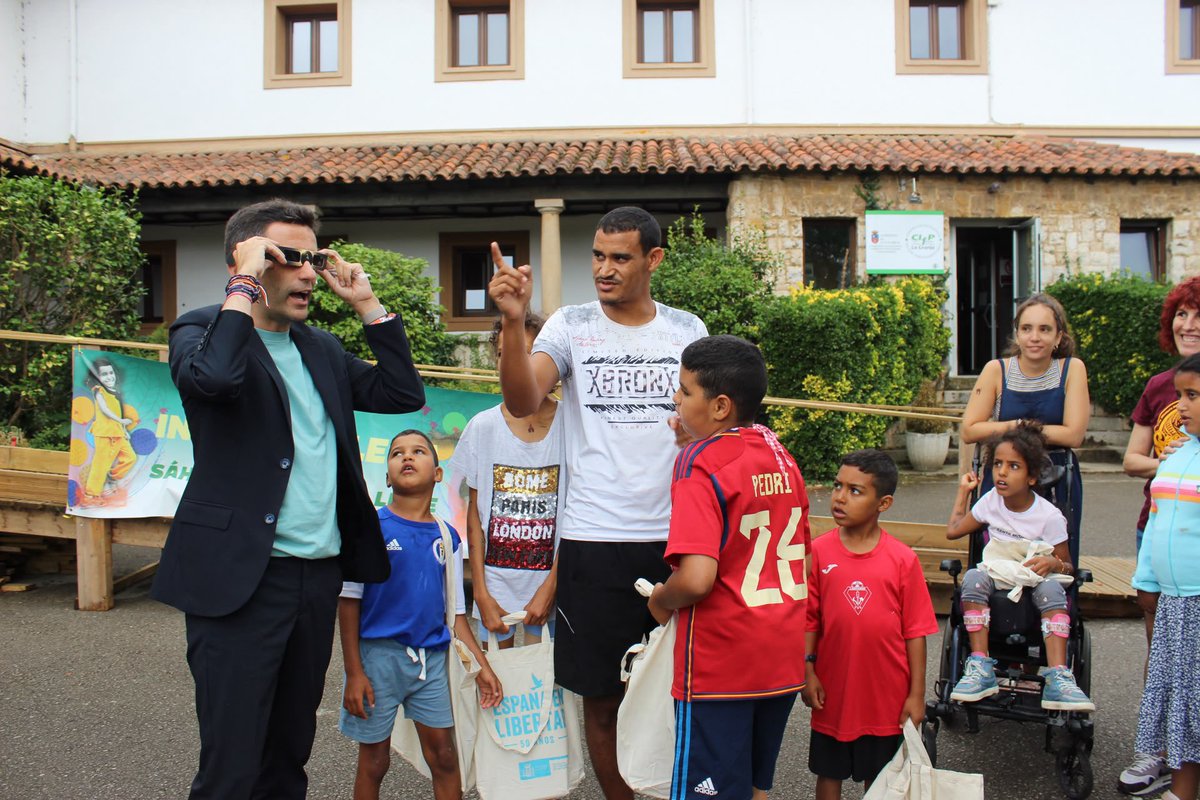 pedro_casares's tweet photo. Visitamos a los niños y niñas saharauis que están en #Cantabria con el programa ‘Vacaciones en paz’.

Gracias a las familias de acogida y los voluntarios que hacen posible el proyecto. Una extraordinaria iniciativa en el que la solidaridad convierte a nuestra tierra en un hogar. https://t.co/m7AmTa6SSg
