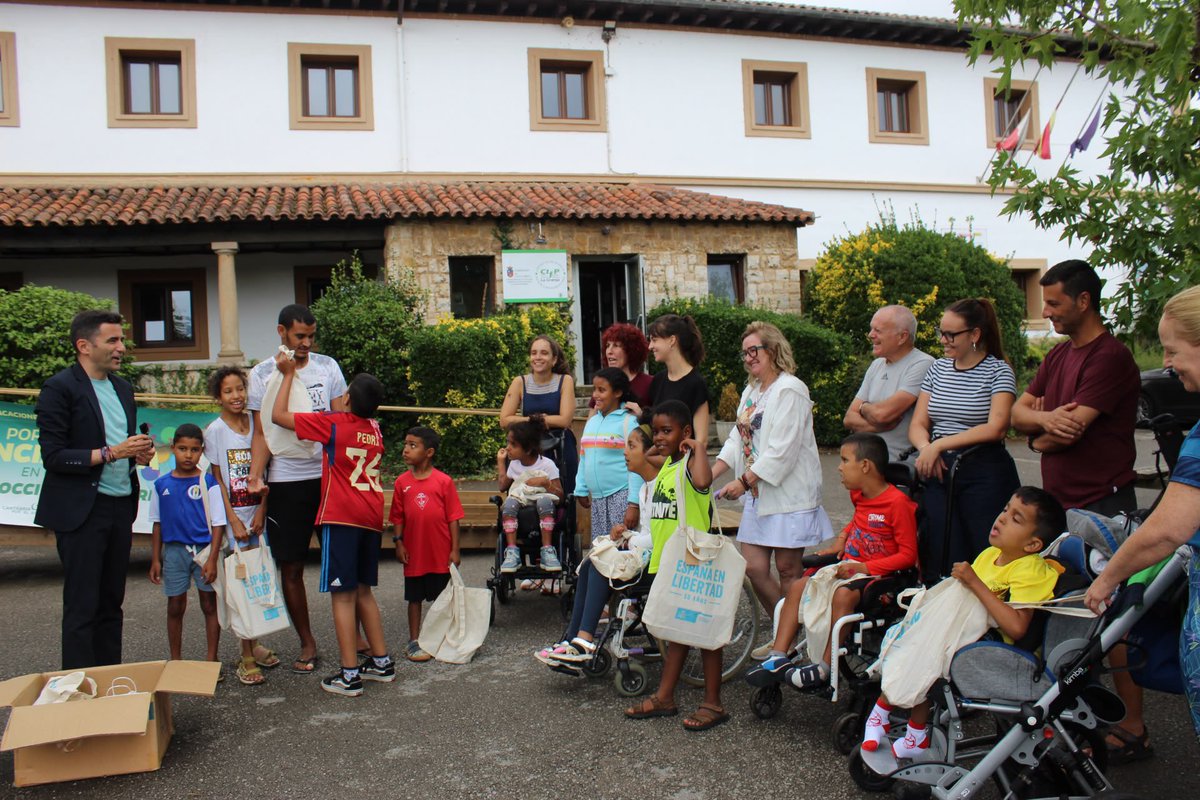 pedro_casares's tweet photo. Visitamos a los niños y niñas saharauis que están en #Cantabria con el programa ‘Vacaciones en paz’.

Gracias a las familias de acogida y los voluntarios que hacen posible el proyecto. Una extraordinaria iniciativa en el que la solidaridad convierte a nuestra tierra en un hogar. https://t.co/m7AmTa6SSg