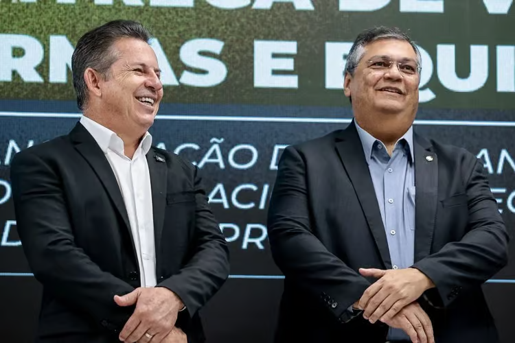 ArleteCaetum's tweet photo. Ao deflagrar uma operação bilionária envolvendo a Oi no estado natal de Gilmar Mendes, Dino e a ala governista do STF conseguiram equilibrar a balança de poder do tribunal. A mensagem implícita no tabuleiro de Brasília foi desenhada com precisão: Se a ala ligada ao establishment tradicional avança contra o filho do presidente via André Mendonça, a ala ligada ao Planalto responde mostrando que também tem a caneta pesada para autorizar buscas no quintal político dos aliados históricos de Gilmar Mendes