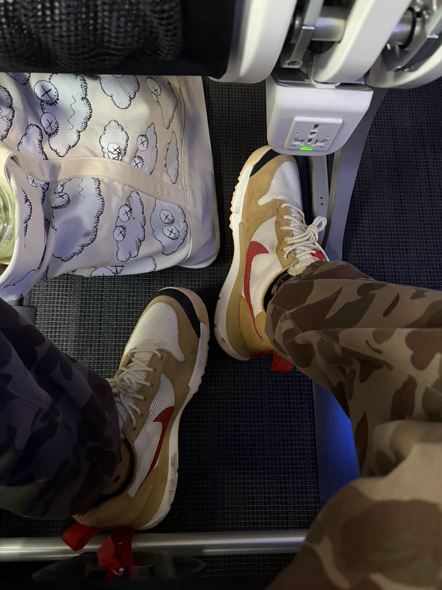 OnlineCarlo's tweet photo. I’ve missed you old friend @AlaskaAir first flight since going twin dad mode 🌲 🔜 🌴 #workingdad @tom_sachs https://t.co/VHNqasbkOK