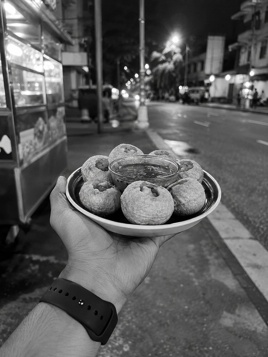 its_khalidhh's tweet photo. Some nights don't need luxury just good street food, quiet streets, and a moment to enjoy it. 🖤🥟

Colombo after dark, one plate of pani puri at a time.

#StreetFood #PaniPuri #Colombo #SriLanka #BlackAndWhitePhotography #Monochrome #StreetPhotography #FoodPhotography #NightVibe https://t.co/s9oNztvjo6