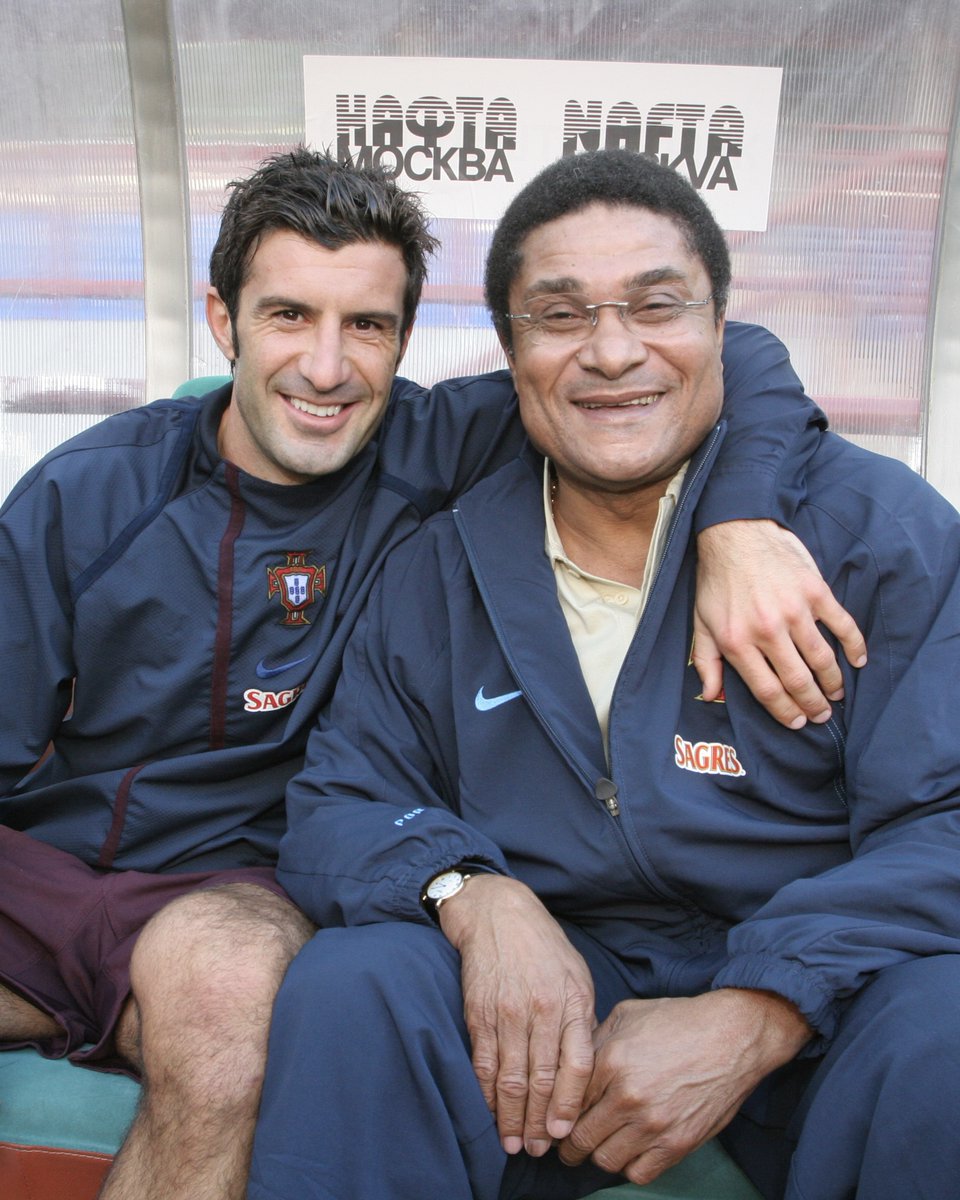 selecaoportugal's tweet photo. Figo 🔗 Eusébio 📸 #PortugalLegends https://t.co/WJ8rwlPgOf