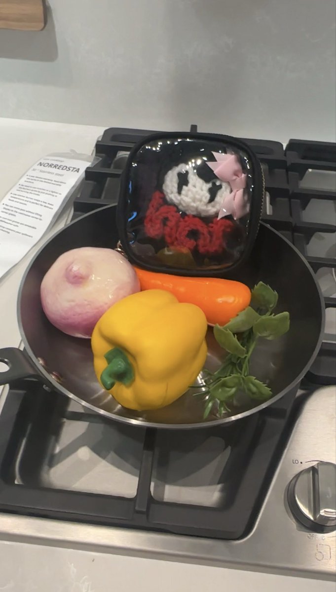 TinyEstella's tweet photo. I’m eating good tonight #Clownpierce https://t.co/wC4EATAxyS