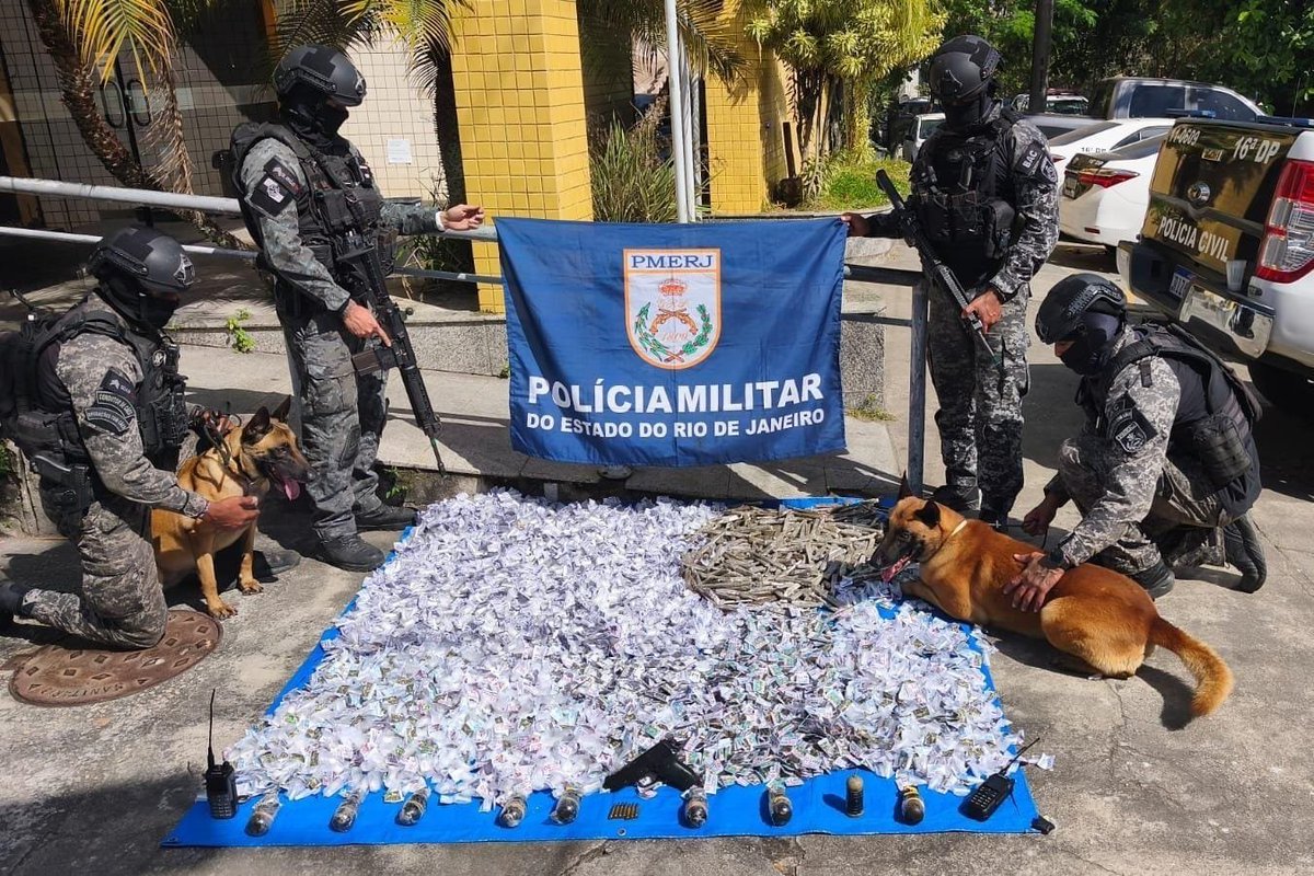Crime021Rj's tweet photo. Policiais do Batalhão de Ações com Cães (#BAC), em apoio ao #31BPM, apreenderam grande quantidade de entorpecentes durante patrulhamento na comunidade Tijuquinha (CV), no Itanhangá, nesta quinta-feira (06/08). https://t.co/vHnQOYNksZ