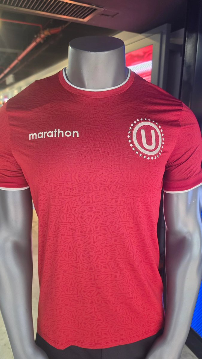 OsmarAaron6's tweet photo. A mi me gusta, pero se nota que no hay chamba, no hay innovacion. El mismo diseño de las mangas de las camisetas de entrenamiento o de las casacas. Esta Adm no chambea y se nota https://t.co/1qw4UdV2Rg