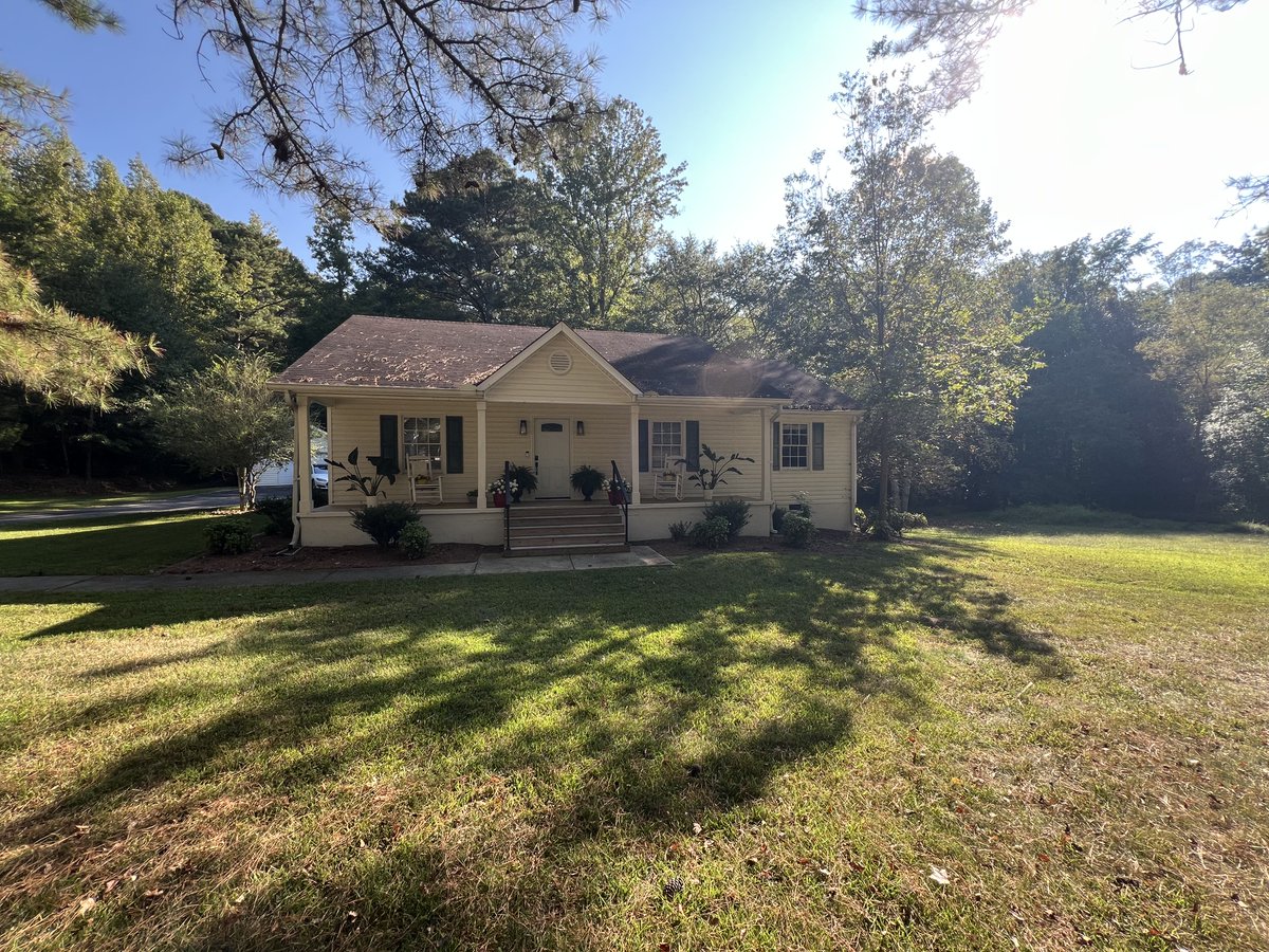 94re1's tweet photo. Villa Rica, GA. Bought for 184k. 1998 build, 1,300 sqft, 2.4 acre lot.

There was a lot to like about this property- private lot, good curb appeal, had an attached 2 car garage and a detached 1 car garage. 

The house was outdated, but not in terrible shape. I figured we could put 25k into flooring, paint, new HVAC (it wasn't working), and misc light cosmetics and get 270k +/- for it.