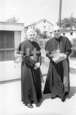 monsgg's tweet photo. 1)Parting goodbye to take leave of native place Pentling near Regensburg diocesan bishop Rudolf Graber. 2) award of the honorary doctorate to JCR in 1987. 3) JCR also answered questions from students during the conferral of his honorary doctorate. 4) Ratz y Lang, caminos cruzados https://t.co/beEcNaWytw