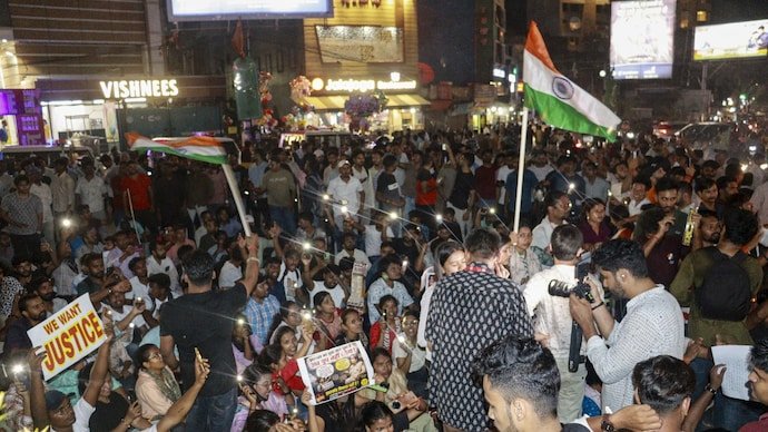 sikhaula's tweet photo. अमित शाह संसद में आएं सब सहमत 
झारखंड क्यों न जाएं राहुल प्रियंका
सैल्यूट झारखंड के देशभक्त छात्रों 
काकरोच को आईना दिखा दिया https://t.co/O9DHDWIAf0