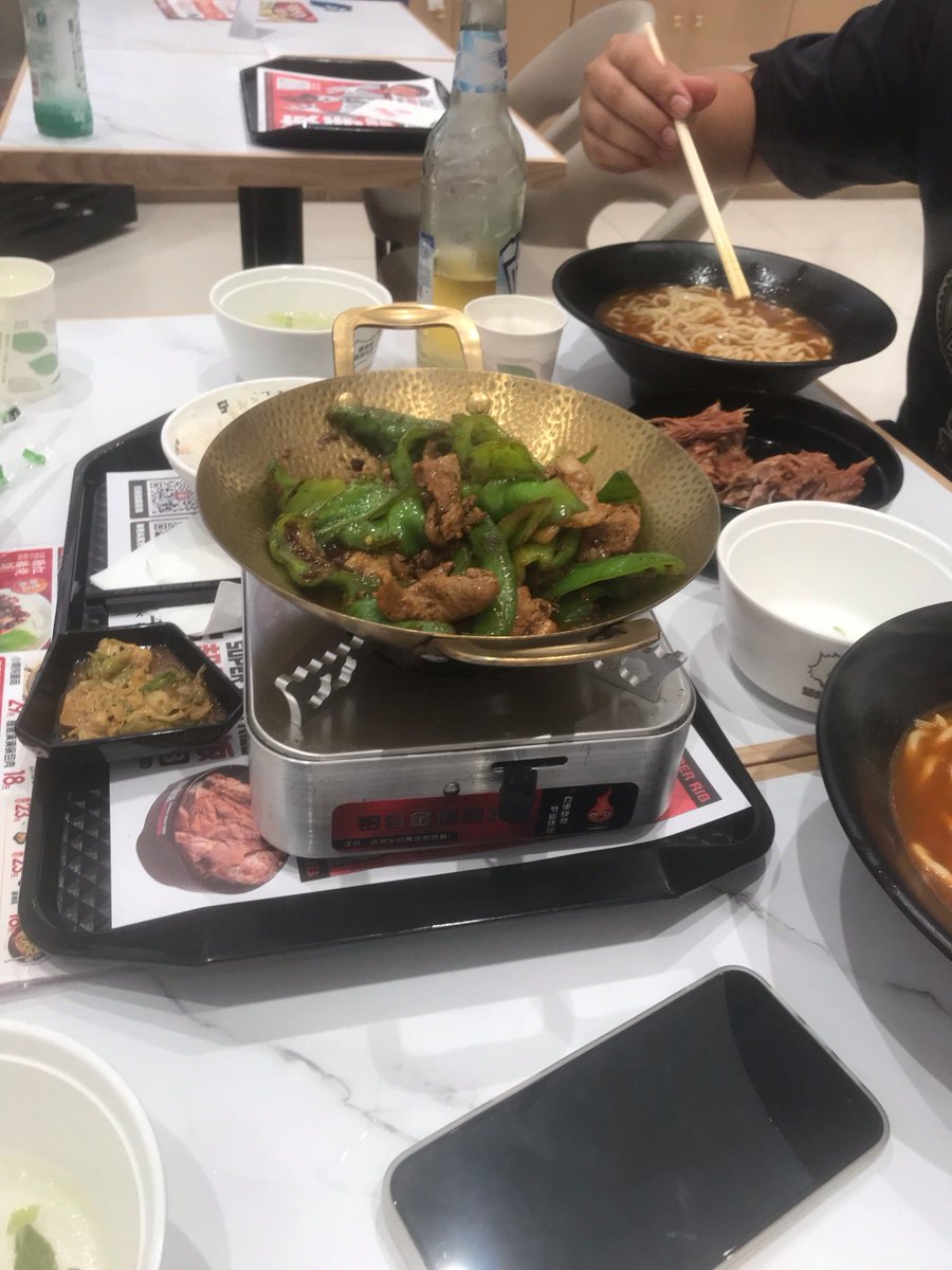 vice_wer's tweet photo. 今天和先生在巷口吃到了超赞的酱骨，他把肉最多的那块夹给我，说看我啃骨头的样子比吃肉还香 https://t.co/fqQaXeKGt3