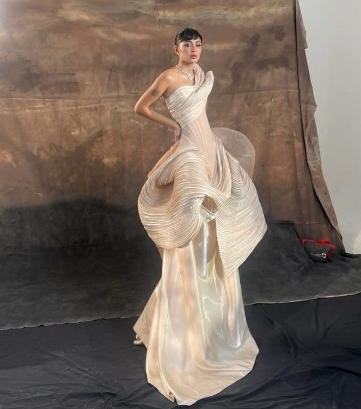 tems_sugar's tweet photo. 🕊️ There is something completely magical about designs that treat fabric like a canvas and the human body like a sculpture. https://t.co/EJHw6NHzvJ