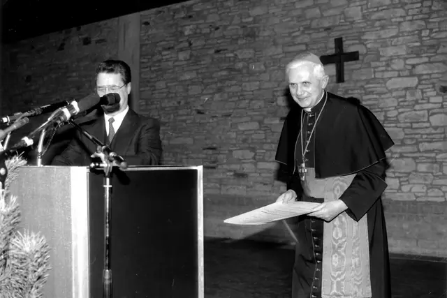 monsgg's tweet photo. 1)Parting goodbye to take leave of native place Pentling near Regensburg diocesan bishop Rudolf Graber. 2) award of the honorary doctorate to JCR in 1987. 3) JCR also answered questions from students during the conferral of his honorary doctorate. 4) Ratz y Lang, caminos cruzados https://t.co/beEcNaWytw