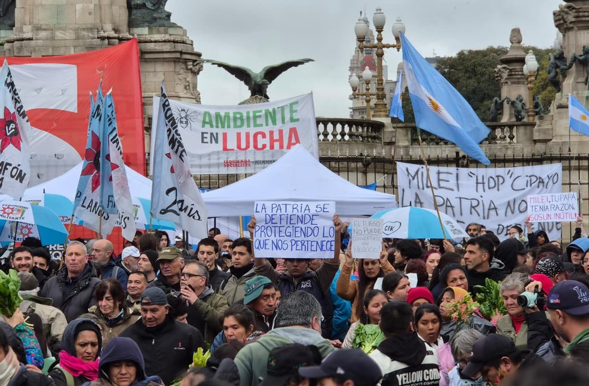 provincia1270's tweet photo. #Ahora en #LaSiestaEsSagrada💤 #móvil de @RisoBalvidares desde las inmediaciones del Congreso de la Nación.
👉La gente se manifesta en contra del proyecto de Ley de Inviolabilidad de la Propiedad Privada que trata en el recinto el Senado.
📸 @camicasarico
#TuRadio📻 https://t.co/Yq259bXOIN