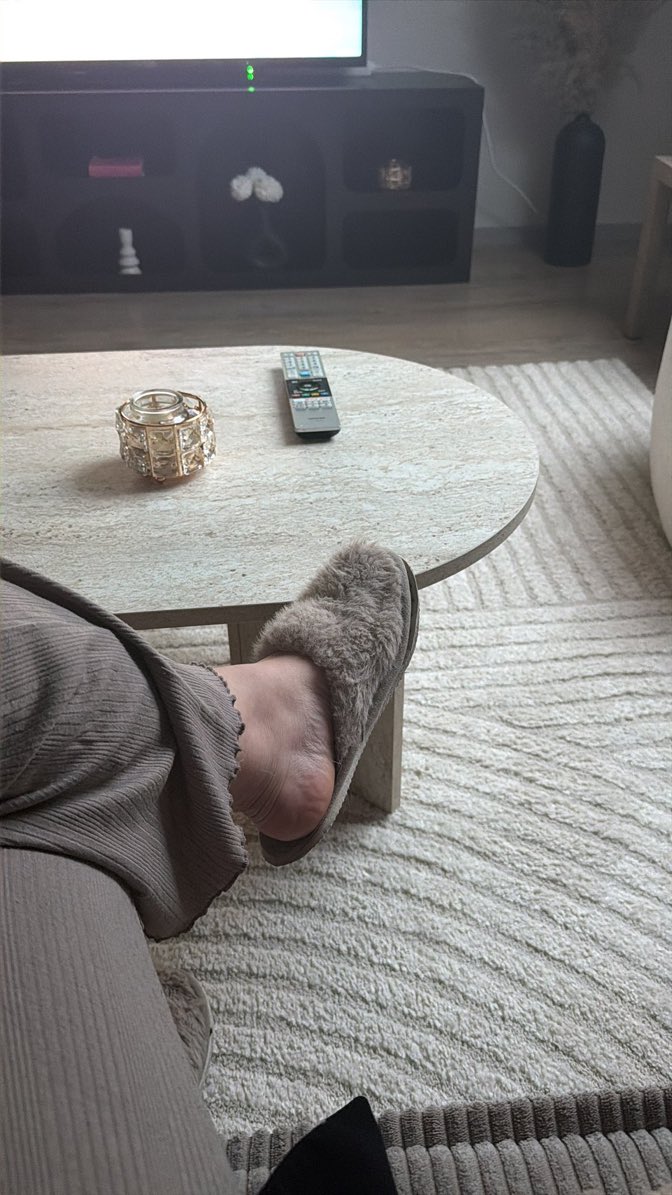 LolaDom35's tweet photo. Qui est disponible ce soir pour séance #soumis #findom #moneyslave https://t.co/P1dlkcF7li