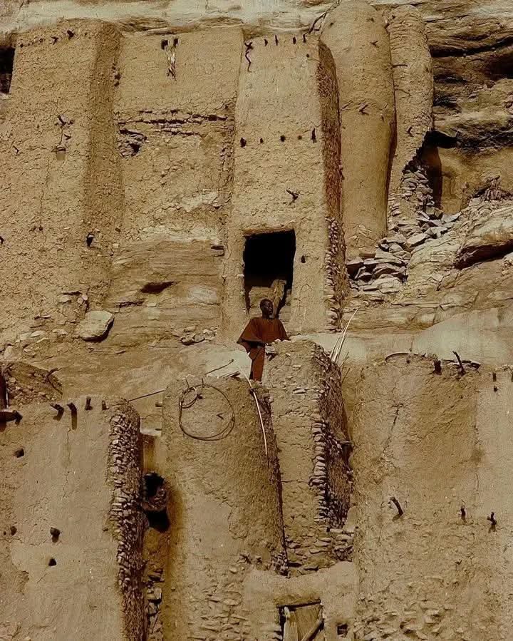 hazel26057989's tweet photo. 🏜️ Il y a des endroits qu'on visite… et d'autres qui restent dans le cœur. Le Dogon fait partie de ceux-là. ❤️✨
#Dogon #Mali #Bandiagara #VisitMali #Team223 https://t.co/EvEMisMziW