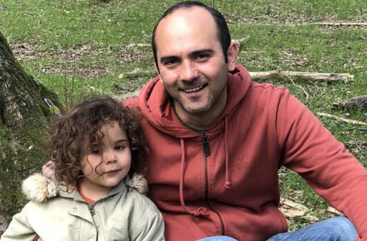 tayfun_kahraman's tweet photo. Hayat 7 yıl önce bugün onu daha anlamlı kılan en muhteşem hediyesini verdi. Canım kızım Vera doğdu. Bu güzel hediyeyi veren hayat, bizi hasret ile ağır bir sınava tabi tutsa da; yan yana beraber olmanın değerini de öğretti.

Sen ise bana her şeyi yeniden öğrettin, varlığınla hayatı güzelleştirdin, zor günlerimde bana güç verdin canım kızım. Beraberinde getirdiğin tüm güzellikler ve hissettirdiklerin için teşekkür ederim.

İyi ki doğdun, doğum günün kutlu olsun canım kızım, Verakuşum
