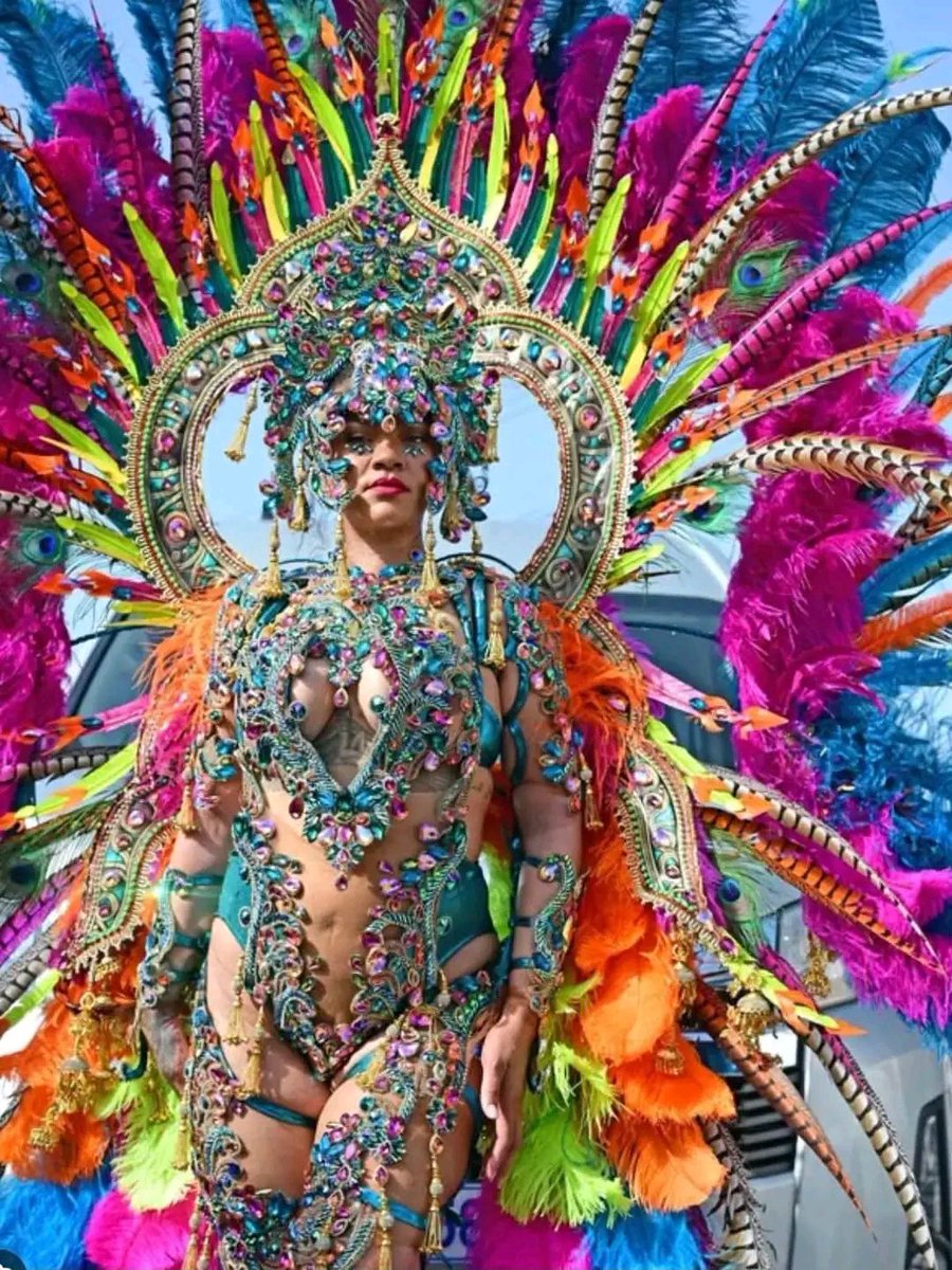 OloyeCaesarEZe's tweet photo. Two afro Queens 👑 @rihanna vs @korraobidi. Who rocks the sexiest carnival attire? For Rihanna hit the like button for Korra retweet 💕 https://t.co/mtYUQtE1Pp