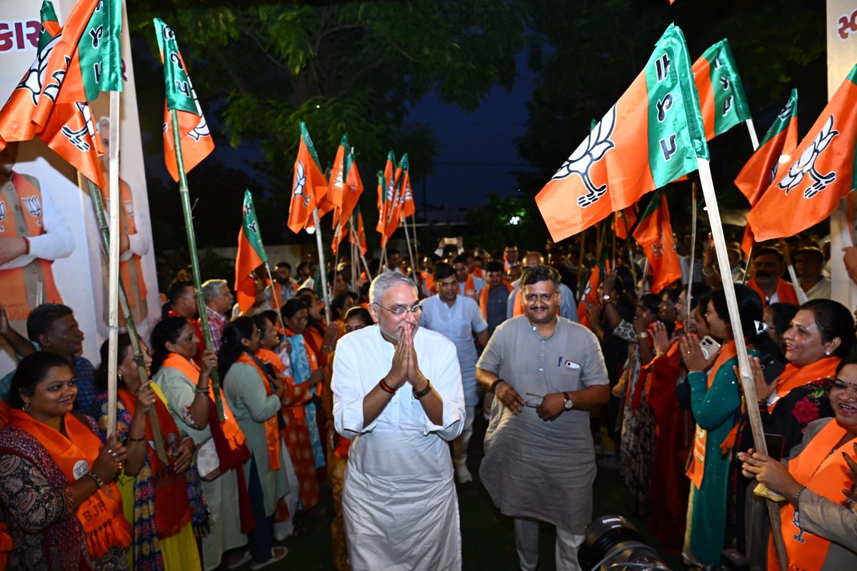 iJagdishBJP's tweet photo. કાર્યકર્તાઓ જ સંગઠનની સાચી મૂડી છે. 

માંજલપુર વિધાનસભા પેટાચૂંટણીમાં ભારતીય જનતા પાર્ટીની ભવ્ય જીત બદલ વડોદરા મહાનગર ખાતે આયોજિત 'ઋણ સ્વીકાર કાર્યક્રમ'માં મતદાતાઓ અને કાર્યકર્તા ભાઈ-બહેનોનો આભાર વ્યક્ત કર્યો.

આ વિજય દરેક કાર્યકર્તાના પરિશ્રમ, સમર્પણ અને સંગઠન પ્રત્યેની અડગ નિષ્ઠાનું પરિણામ છે.