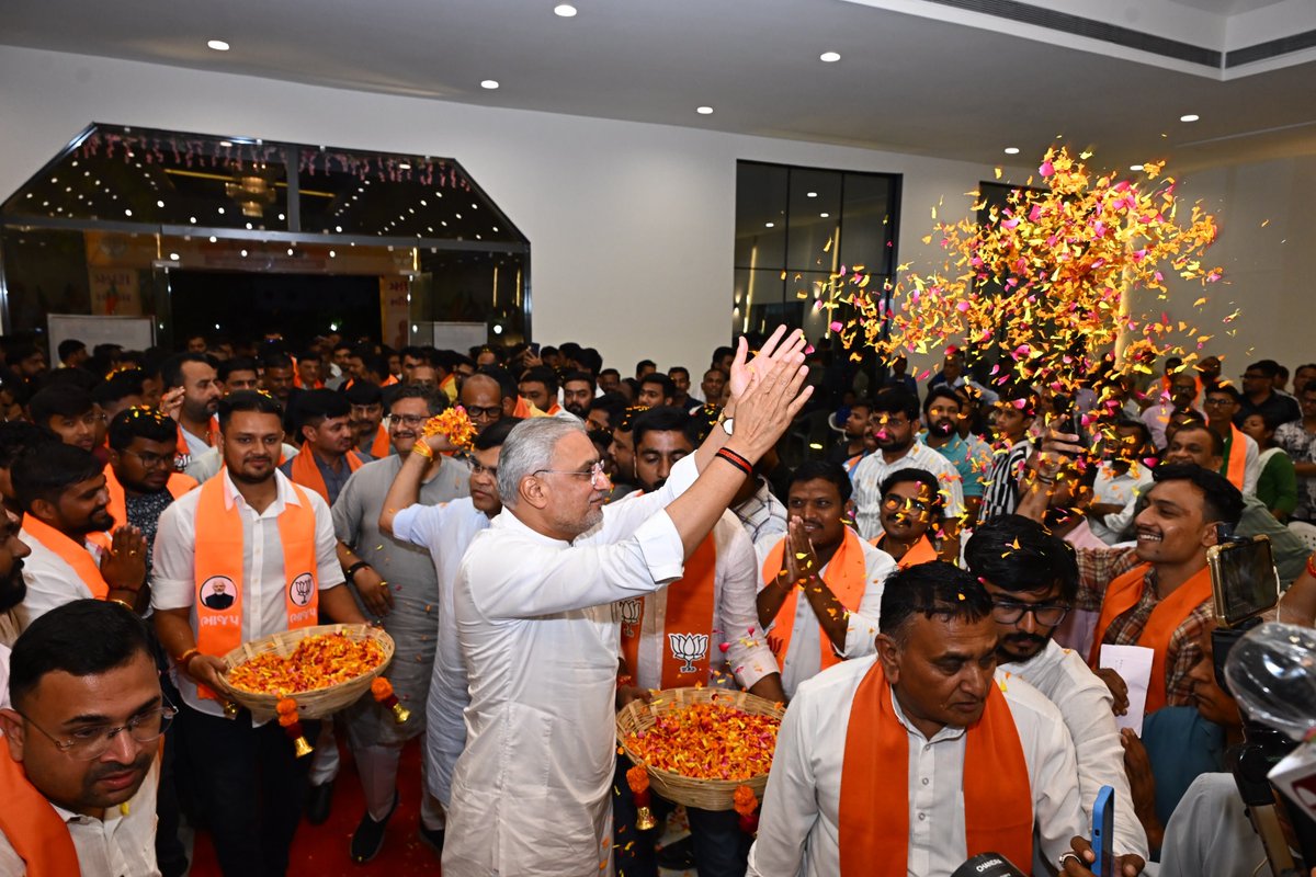 iJagdishBJP's tweet photo. કાર્યકર્તાઓ જ સંગઠનની સાચી મૂડી છે. 

માંજલપુર વિધાનસભા પેટાચૂંટણીમાં ભારતીય જનતા પાર્ટીની ભવ્ય જીત બદલ વડોદરા મહાનગર ખાતે આયોજિત 'ઋણ સ્વીકાર કાર્યક્રમ'માં મતદાતાઓ અને કાર્યકર્તા ભાઈ-બહેનોનો આભાર વ્યક્ત કર્યો.

આ વિજય દરેક કાર્યકર્તાના પરિશ્રમ, સમર્પણ અને સંગઠન પ્રત્યેની અડગ નિષ્ઠાનું પરિણામ છે.