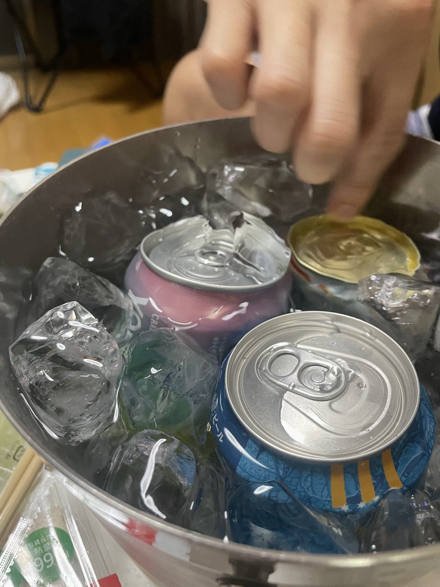 et4lux's tweet photo. パイセン泊まりにきた https://t.co/jusKsTMRfg