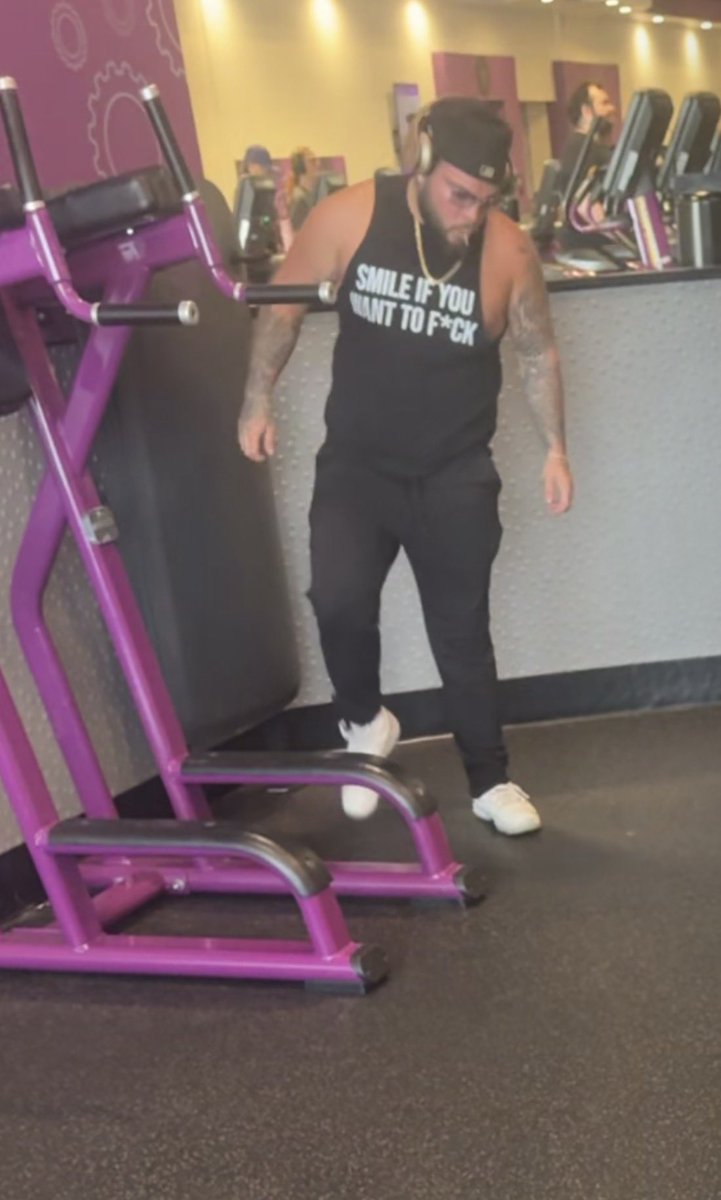 MunchBoxFerraro's tweet photo. The shit I be seeing in planet fitness. #ismiled https://t.co/udrqGUc2PV
