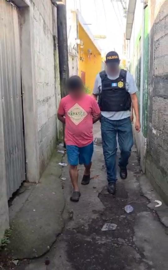 PNCdeGuatemala's tweet photo. #OperaciónCentinela

En allanamientos realizados por investigadores de la #DEIC y fiscales del #MP, fueron capturados dos hombres en Santa Lucía Cotzumalguapa, Escuintla, por delitos relacionados a casos de maltrato contra menores de edad y violencia contra la mujer. https://t.co/TxwSzU0x7s