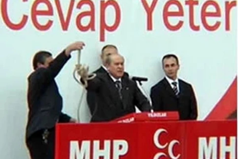 HarunAkinn's tweet photo. Gezerken rastladığım habere bak
Bahçelinin 2013 yılında Öcalan için ip atmasına karşılık, Sırrı Sakık;
Elinde iple dolaşıp Öcalan'ı as diyen Bahçeli,
Sen bu saatten sonra assan assan Sayın Öcalan'ın paltosunu vestiyere asarsın
Demiş
Yıllar önce nasıl böyle bir öngörüde bulunmuş.! https://t.co/4Nv8VYtrT0