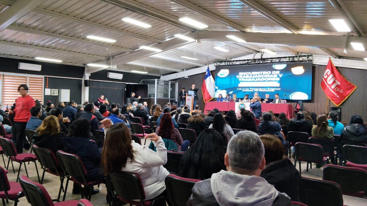 fenassap's tweet photo. ‼️Hoy participamos del hito Encuentro Sindical “Defendemos nuestro derecho a las 40 Horas⏱️” en @Cutchile 
👇
🚨Un espacio de rearticulación de lxs trabajadorxs para defender  la normativa frente a las amenazas y retrocesos en reformas impulsadas por el actual Gobierno. https://t.co/Rj7Ypl5eVw