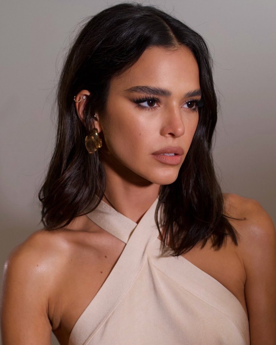 BrunaAccess's tweet photo. INSANA! Bruna Marquezine by Nikki Makeup. ❤️‍🔥 https://t.co/bzMsf5h1ul