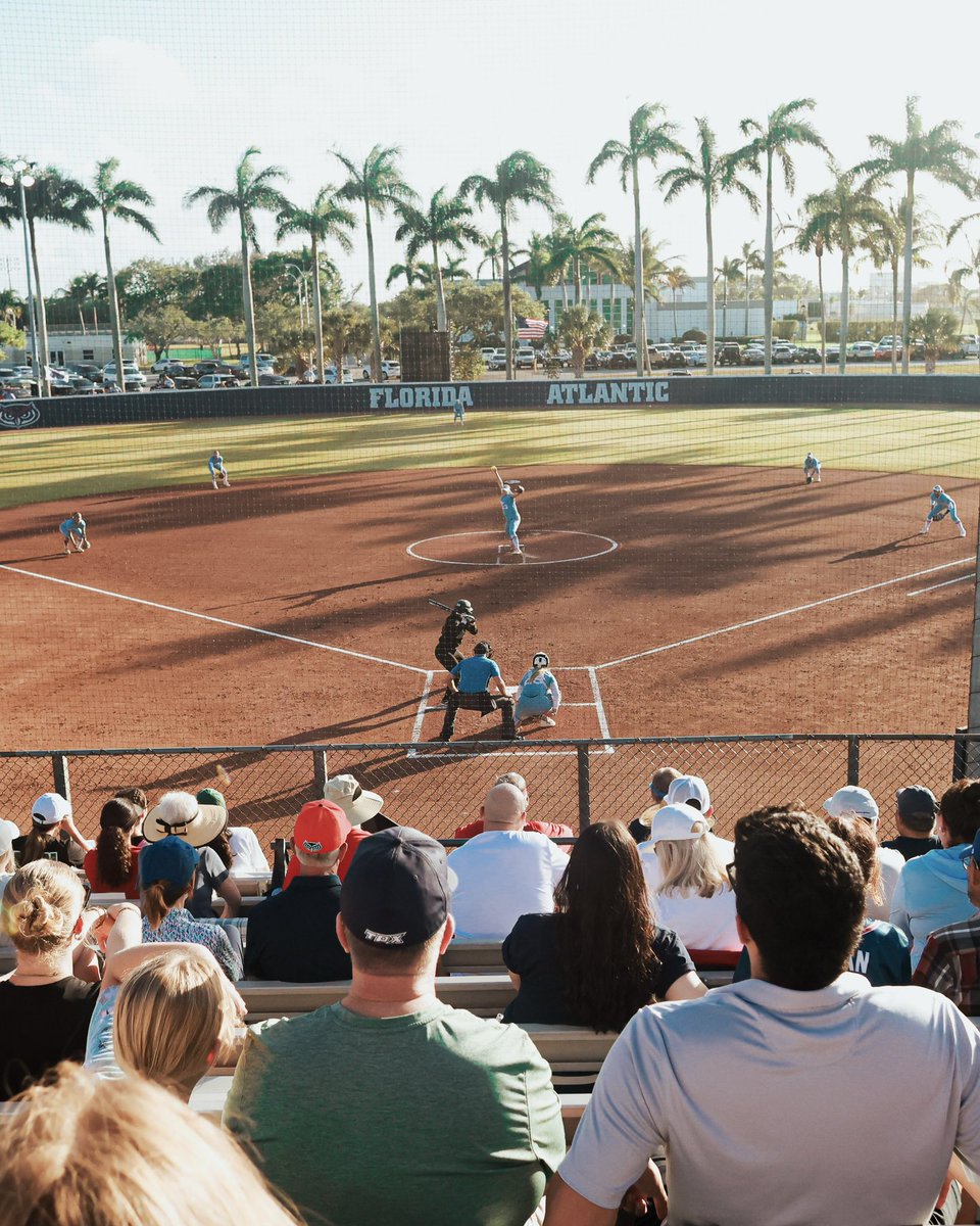 FAUSoftball's tweet photo. Missing these moments 🫶🥎

#WIP🏝️ https://t.co/1OMFbBzcJg