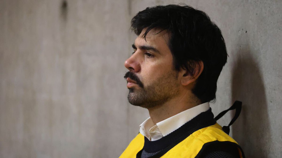 PiensaPrensa's tweet photo. A su casa | Revocan prisión preventiva de Joaquín Lavín León: cumplirá arresto domiciliario total. Además, el exparlamentario cumplirá con arraigo nacional y prohibición de comunicarse con otros imputados. https://t.co/RrxdUy4QPK