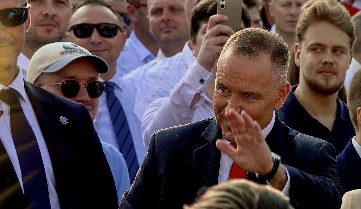 EdoMarcin's tweet photo. Prezydent 🇵🇱 Polski @NawrockiKn
jest już wśród Polaków na dziedzińcu Pałacu Prezydenckiego... https://t.co/iDYH6YWEwn