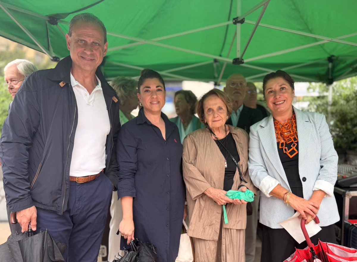psoegijon's tweet photo. 🌹 Hoy rendimos homenaje a Gaspar Melchor de Jovellanos con la tradicional ofrenda floral, recordando su legado de ilustración, progreso y compromiso con el bien común. Su pensamiento sigue inspirando el presente y el futuro de #Gijón/#Xixón. https://t.co/VCSc3zBr0j