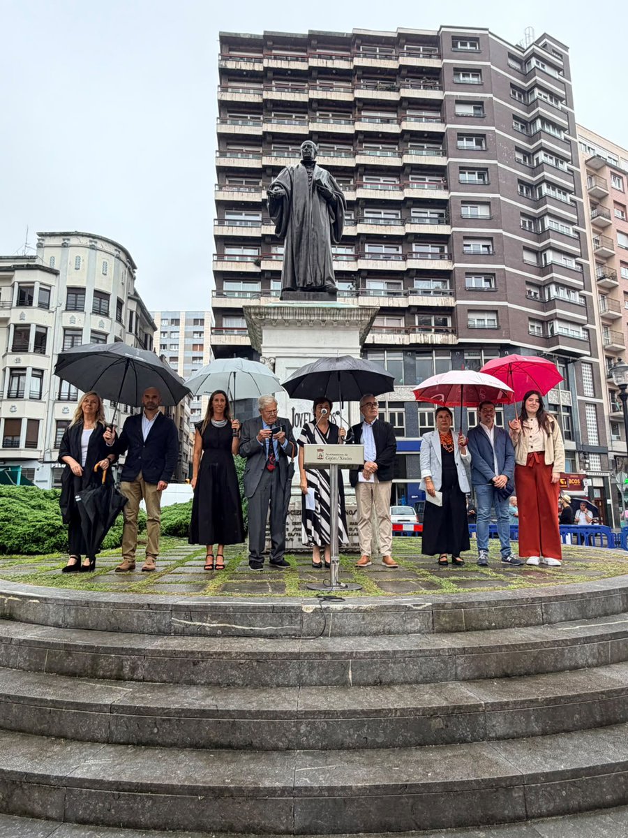 psoegijon's tweet photo. 🌹 Hoy rendimos homenaje a Gaspar Melchor de Jovellanos con la tradicional ofrenda floral, recordando su legado de ilustración, progreso y compromiso con el bien común. Su pensamiento sigue inspirando el presente y el futuro de #Gijón/#Xixón. https://t.co/VCSc3zBr0j