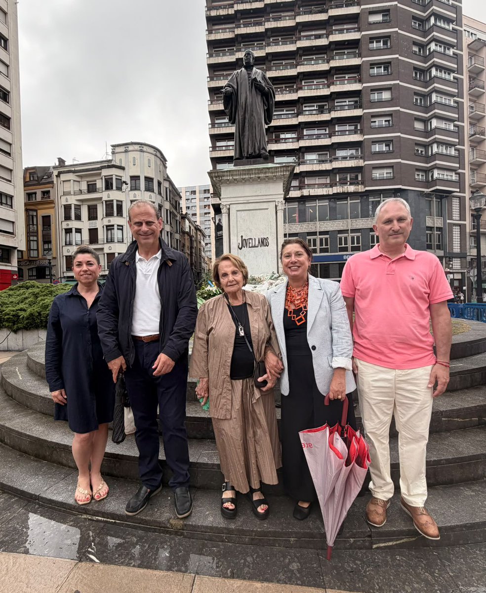 psoegijon's tweet photo. 🌹 Hoy rendimos homenaje a Gaspar Melchor de Jovellanos con la tradicional ofrenda floral, recordando su legado de ilustración, progreso y compromiso con el bien común. Su pensamiento sigue inspirando el presente y el futuro de #Gijón/#Xixón. https://t.co/VCSc3zBr0j